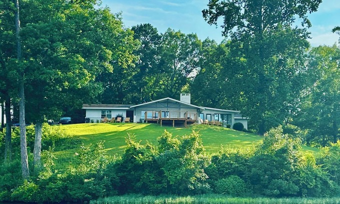 Deatsville House | Large Lake House Sleeps 18+ on Lake Jordan 4 Bedroom 3 Bathroom, Boat Dock, Deck