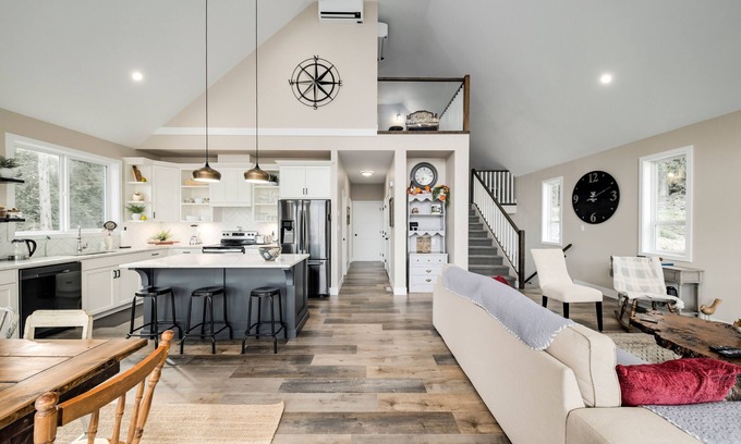Hope House | Large Lakehouse with Private Beach and Amazing Lake View