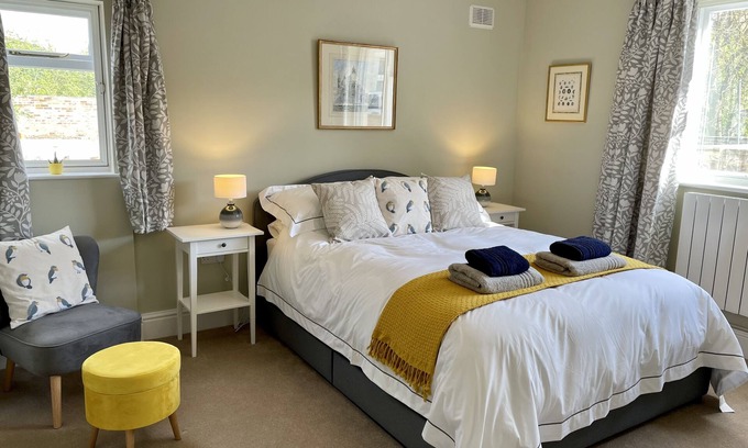 Monmouth Apartment | Large luxury 1 bed flat with off street parking & shared garden near town centre