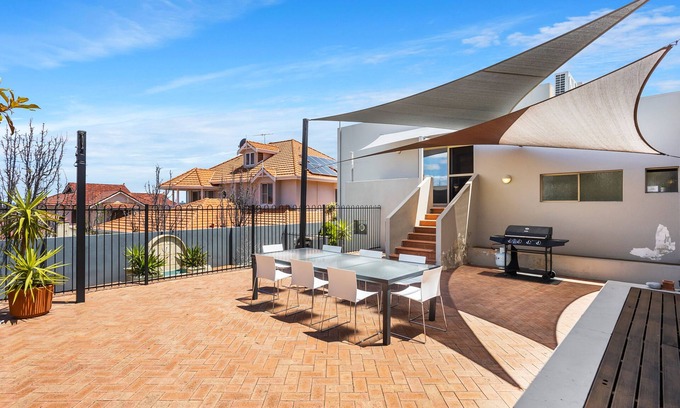 Dianella House | LARGE LUXURY MANSION SLEEPS 15 + POOL