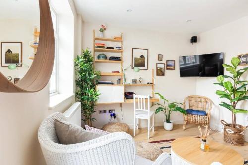 South Richmond Apartment | Large Luxury Studio in Heart of Richmond