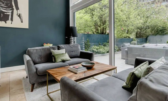 Drumfinn House | Large modern home 6km to city centre