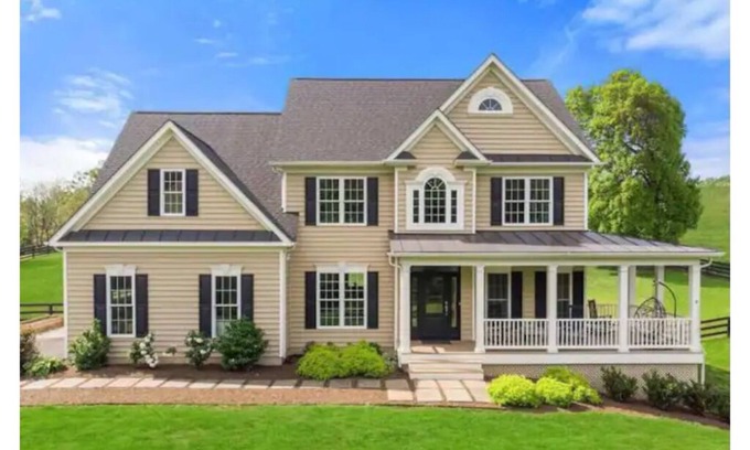 Calverton House | Large Modern House, Wine Country, Delaplane, VA