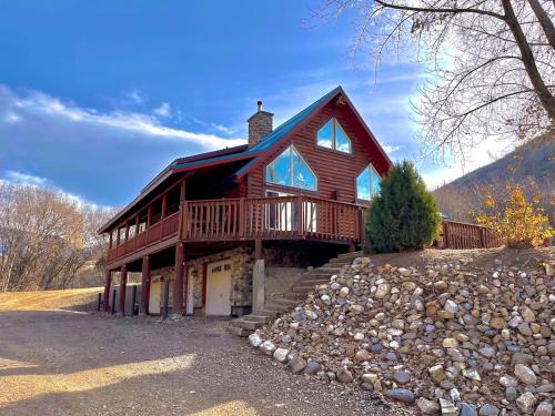 McCammon House | Large Off-Grid Luxury Cabin- creek land & views