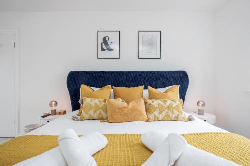 Redbridge Apartment | Large Penthouse by Damask Homes with Parking