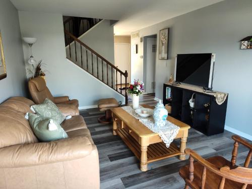 Elk Grove Village House | Large room with balcony in private home in Elk Grove