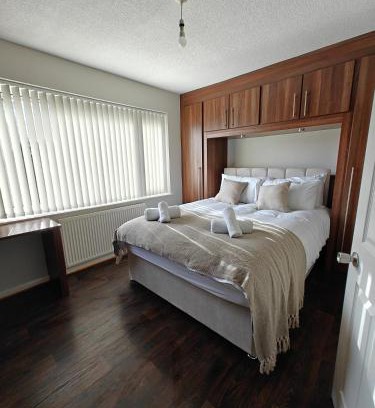Solihull House | Large Solihull House - 5 Mins to M42 - NEC JLR 4 Bedrooms Driveway - ARZ Stays Near BHX-HS2- Sutton Coldfield, Coleshill & More