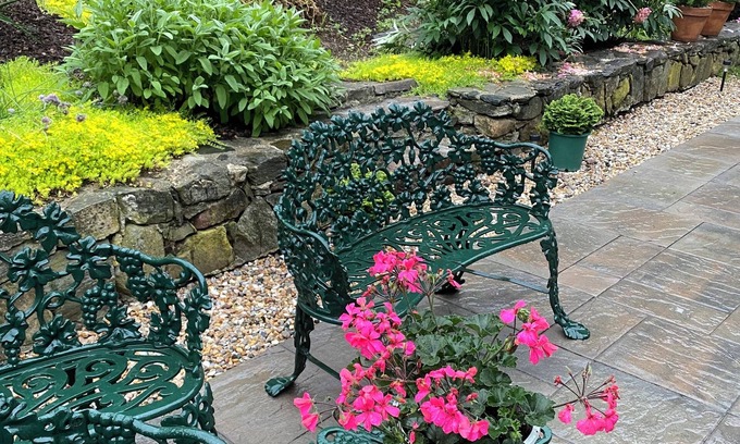 Woodbury House | Large, Sunny 4 Bedroom Home Sleeps 8 and 1 minute to Five Fabulous Restaurants
