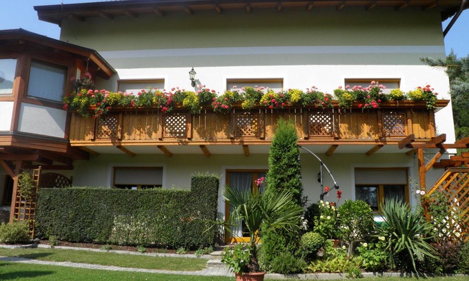 Gloggnitz Apartment | Large sunny vacation apartment, private entrance
