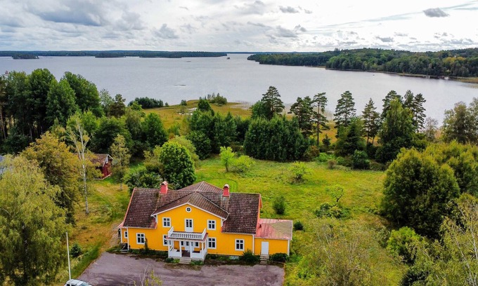 Lessebo Municipality House | Large Swedish vacation home right by the lake in Småland
