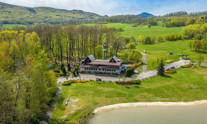 Varnsdorf House | Large vacation home directly on the lake at the foot of the Zittau Mountains