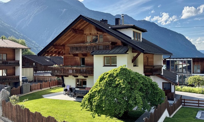 Umhausen House | Large vacation home for up to 18 people with open-plan living and dining area