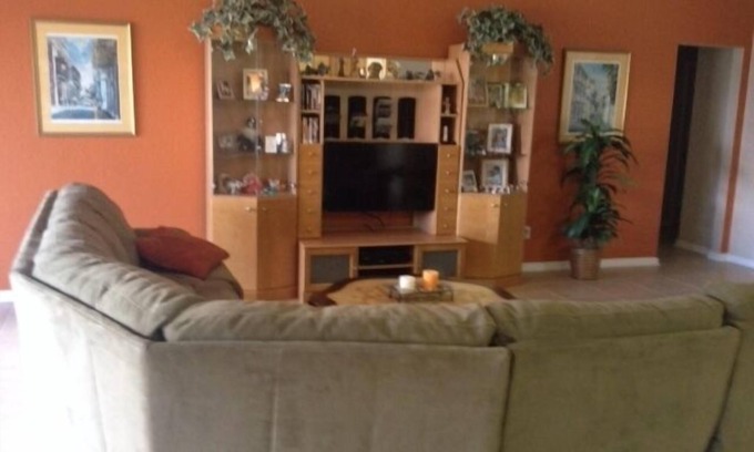 Oak Hammock Preserve House | Large Vacation Home - WIFI - 3 TVs - Near Parks, restaurants, supermarkets, mall