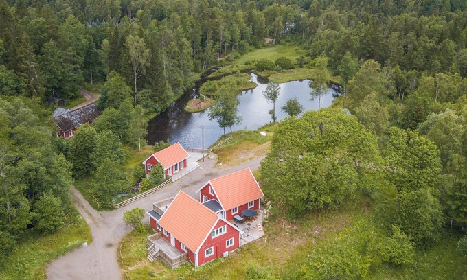 Knared House | Large vacationhome with a modern design | SE02006