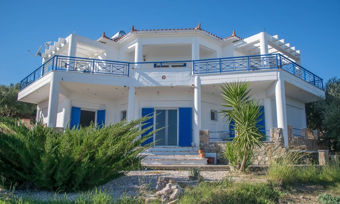 Kakorrevma Villa | Large villa with pool in a peaceful and private setting. For up to 6 people.