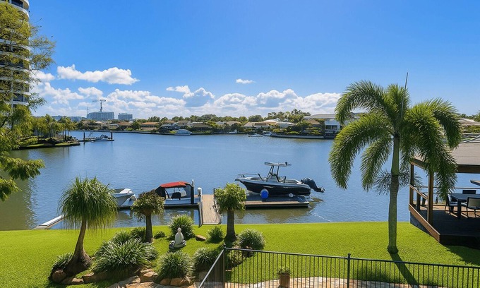 Labrador House | Large Waterfront Property with Magical Sunsets on the Gold Coast Australia