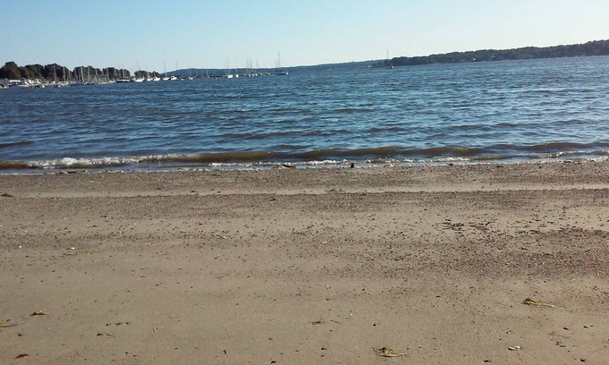 Swansea House | Last Minute Getaway, Walk Acoss the Street to the Beach! Close to everything!