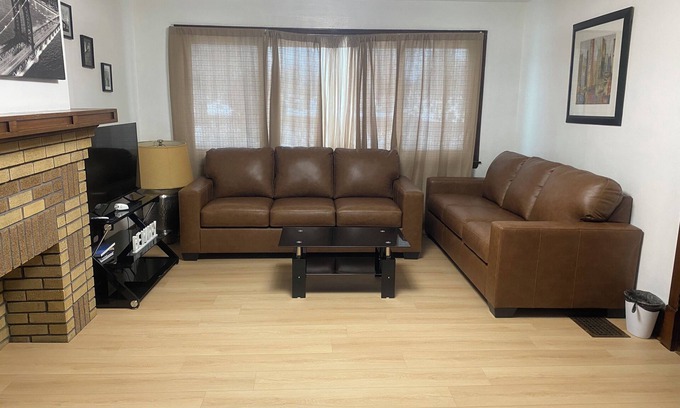 Cheektowaga House | Late night breeze of Buffalo and Niagara