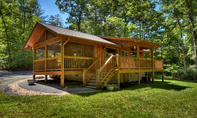 Mineral Bluff Cabin | Laurel Escape LLC - Romantic Luxury Cabin : Perfect For 2! nLodging Cert #033336