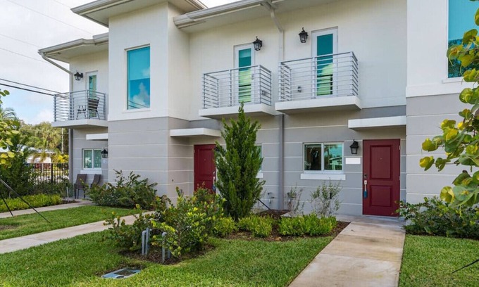 Lake Worth Corridor House | 'Lavender' at Aviara Lake Worth