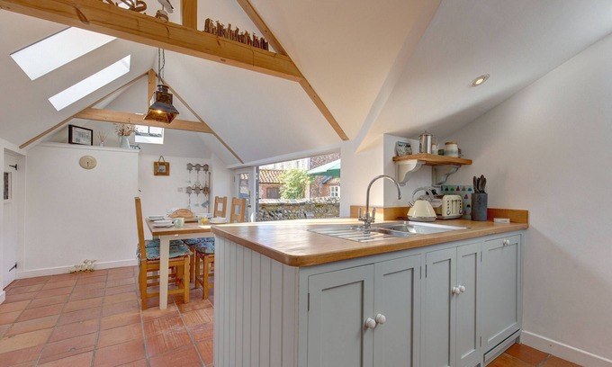 Stiffkey Cottage | Lavender Cottage - a self catering cottage that sleeps 4 guests in 2 bedrooms