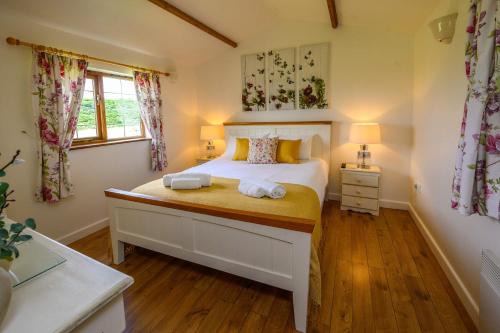 Staple Hill Hotel | Lavender - Delightful Stables Conversion By StayStaycations