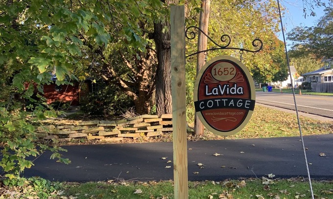 Olcott Cottage | LaVida Cottage Welcomes you with wide open, private, green spaces.