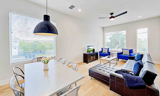 Foster Heights Condo | Lavish eastside retreat with private rooftop deck near dining & entertainment