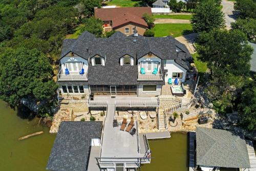 Granbury House | Lavish Lake House, Near Vineyards and Marinas!