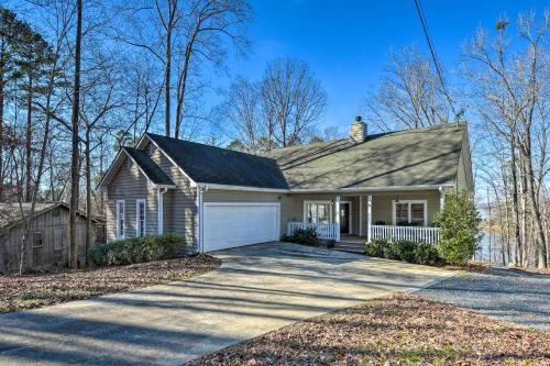 Gumlog House | Lavonia Lake House with Private Dock and Bonfire!