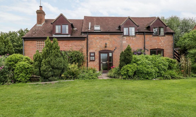 Churcham Cottage | LAWN FARM COTTAGE, pet friendly, with pool in Gloucester