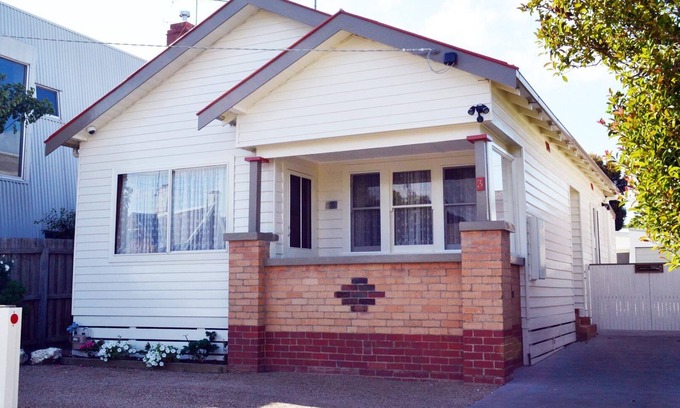 Geelong Cottage | Lawson's Cottage in South Geelong