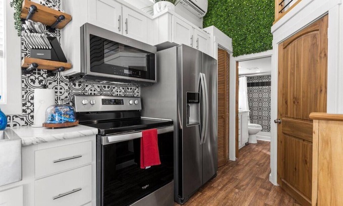 Spicewood House | Lazy Cow 2-bedroom Tiny home in Spicewood with WiFi, AC