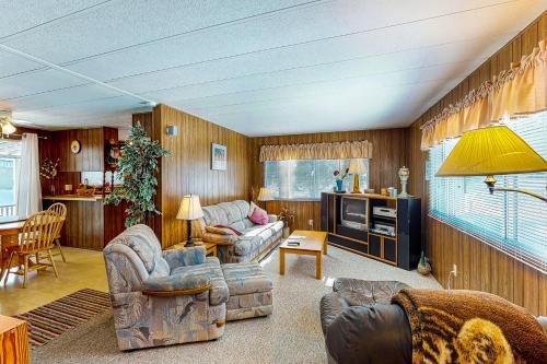 Christina Lake House | Lazy Dayz Cottage