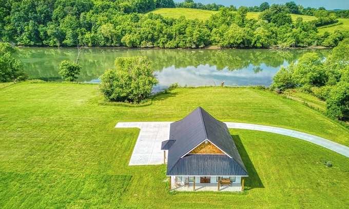 Kodak Cabin | Lazy River Cabin, Hot Tub, $685 in FREE Attraction tickets each paid day!