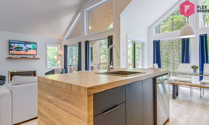 Pont-Rouge Ski Chalet | ⭐ Le Bleu Bourgeois de Portneuf 🌲 Private hot tub Sauna Pool Billiards Trails ⭐