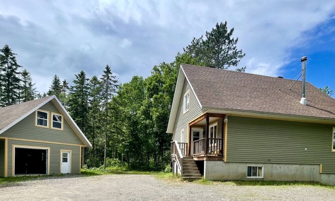 Saint-Gabriel-de-Valcartier Ski Chalet | Le Rivat - House for family