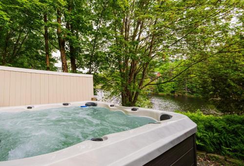 St-Adolphe-d'Howard Ski Chalet | Le Chalet Brun, jacuzzi en bord de lac
