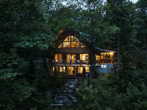 Sainte-Beatrix Ski Chalet | Le Chalet Inuksuk - Log Cabin Waterfront Spa