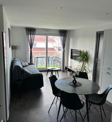 Sainte-Cecile-Plage Apartment | Le Channel