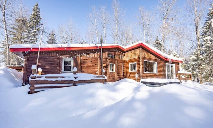 Mandeville Cabin | Le Chaperon Rouge | hot tub | dogfriendly