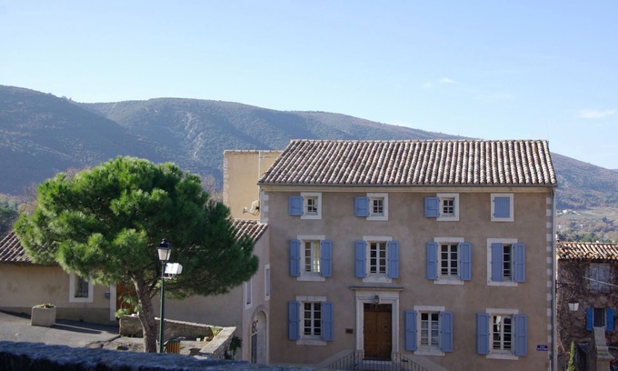 Cadenet Apartment | Le Chef d'Escadron