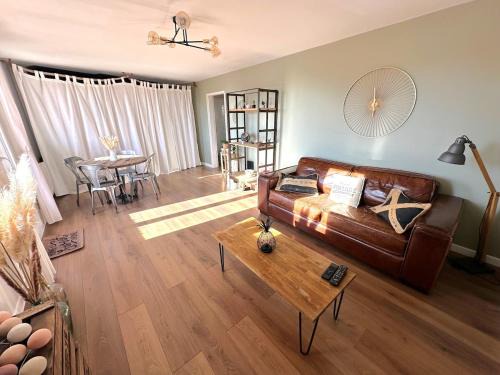 Voisins-le-Bretonneux Apartment | Le Cosy Lily - Lumineux appartement de 2 chambres et balcons situé au calme, à 10 min de Versailles