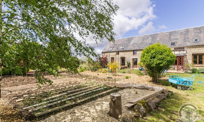 Savigny-le-Vieux Bed & Breakfast | Le jardin des fées