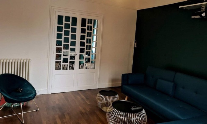 Jouy House | Le logement est composé de 2 chambres doubles et d'un canapé convertible