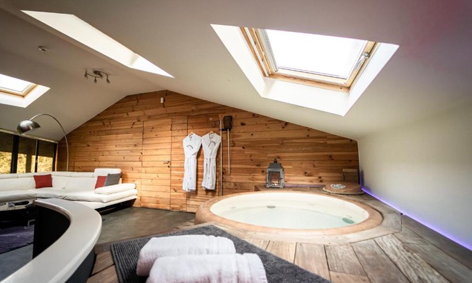 Spontin Apartment | Le Lov't - Suite avec jacuzzi