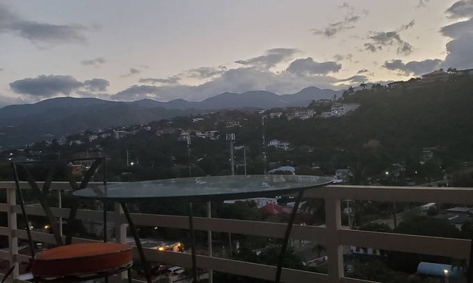 New Kingston Condo | "Le Luxe" Penthouse 1 BR Condo w/AC, complimentary Netflix, WiFi & 24/7 sec