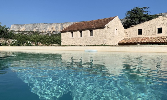 Lioux Bed & Breakfast | Le Mas aux cedres