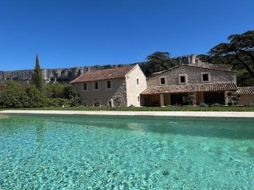 Lioux Bed & Breakfast | LE MAS AUX CEDRES - Teritoria