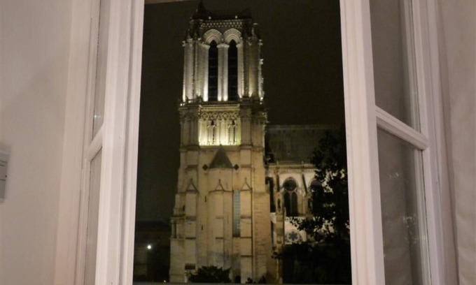 Notre Dame Apartment | Le Notre Dame : Breathtaking Seine & Notre Dame Views, Paris Centre
